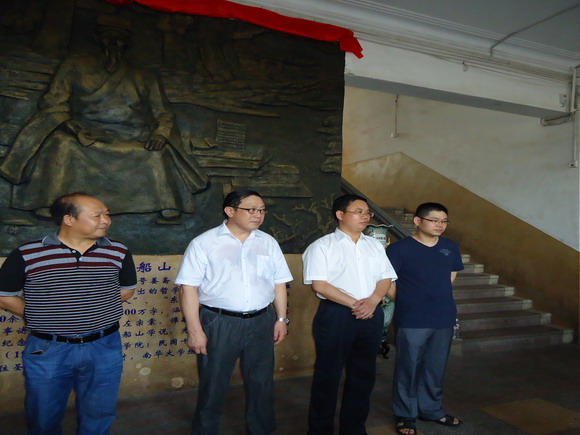 太阳成集团tyc9728院长黄昕教授（右二）致辞