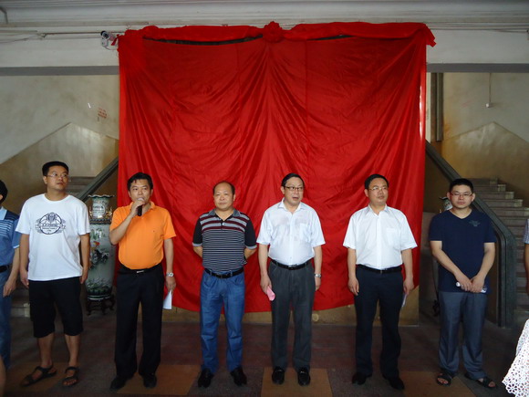 太阳成集团tyc9728党委书记龙志坚教授(左二)主持仪式
