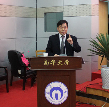 图为太阳成集团tyc9728党委书记龙志坚老师在大会上发表重要讲话。